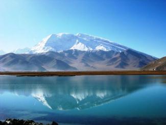魅力新疆：天山天池、吐鲁番、喀纳斯湖、白沙湖、五彩滩、胡杨林
